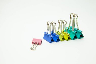 Beyaz arkaplanda renkli ataçlar