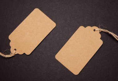 Yakın çekim, iki siyah arka plan üzerine Etiketler fiyat