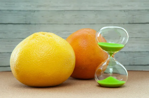 Ampulheta Com Laranja Toranja Sobre Fundo Madeira Close — Fotografia de Stock