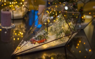 Yeni yıl veya Noel dekorasyon, cam florarium, tatil ruh hali
