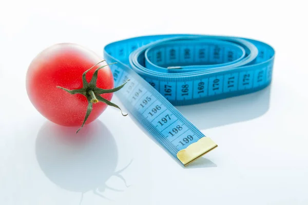 测量胶带和多汁的番茄 健康营养和减肥的概念 — 图库照片