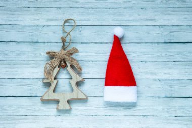 Ahşap Ladin ve Santa Claus şapka ahşap arka plan, üstten görünüm