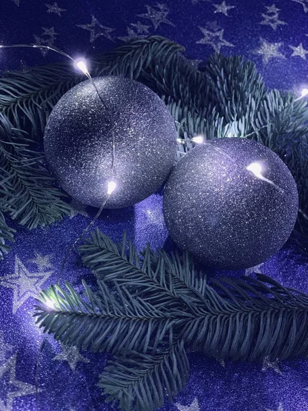 圣诞节装饰 银色球与圆锥和冷杉树枝查出在星背景 — 图库照片