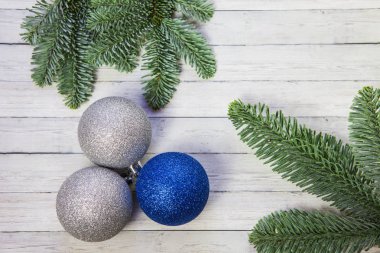 Noel topları ve FIR dallarda ahşap arka plan, mutlu yeni yıl, üstten görünüm