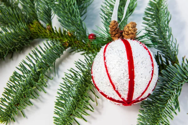 Weiße Kugel Für Weihnachtsbaum Und Fichte Auf Hellem Hintergrund Nahaufnahme — Stockfoto