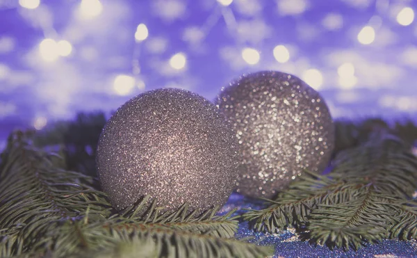 Χριστούγεννα Μπάλες Και Κλαδιά Έλατου Μπλε Φόντο Νύχτα Φωτισμός Έννοια — Φωτογραφία Αρχείου