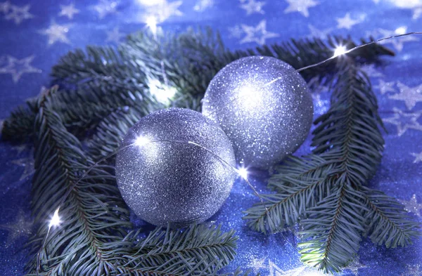 Χριστούγεννα Μπάλες Μπλε Φόντο Ιδέα Φωτισμό Βράδυ Top View — Φωτογραφία Αρχείου