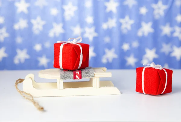 Weihnachtsgeschenkboxen Auf Weihnachtsmann Schlitten Auf Blauem Hintergrund — Stockfoto