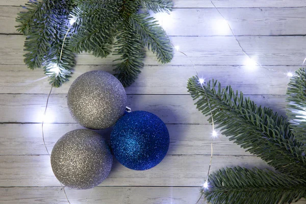 Weihnachtskugeln Und Tannenzweige Mit Licht Auf Holzgrund Draufsicht — Stockfoto