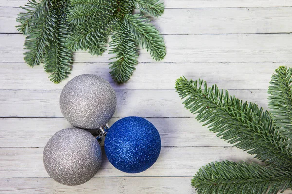 Noel topları ve FIR dallarda ahşap arka plan, mutlu yeni yıl, üstten görünüm