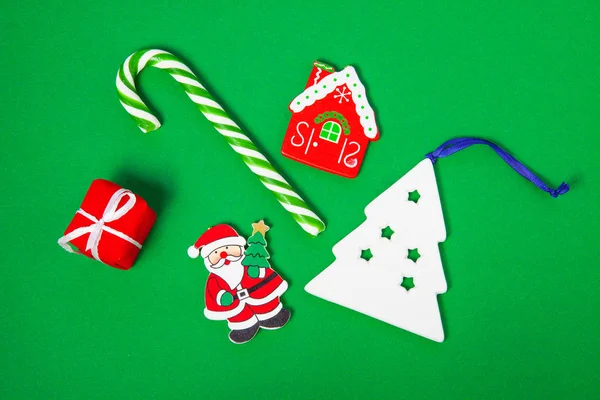 Weihnachtsbonbons Weiße Fichten Und Geschenkschachteln Auf Grünem Hintergrund Ansicht Von — Stockfoto