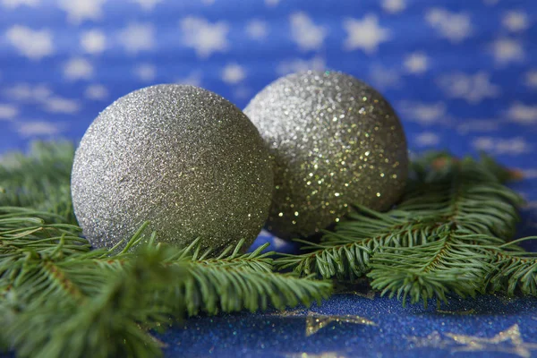 Weihnachtskugeln Und Tannenzweige Auf Hellem Sternenhintergrund Nahaufnahme — Stockfoto