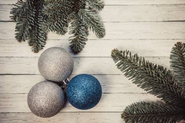 Noel topları ve FIR dallarda ahşap arka plan, mutlu yeni yıl