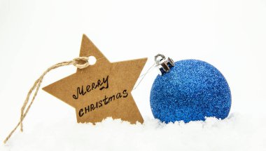 Noel top mavi beyaz kar ve yazıt ile bir yıldız mutlu Noeller, yakın çekim