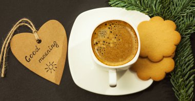 Kahve ve gingerbread çerezleri karanlık tablo, Günaydın kavramı, yakın çekim