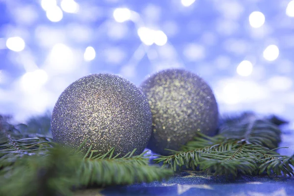 Weihnachtlicher Hintergrund Tannenzweig Und Dekorationen Auf Blauem Hintergrund — Stockfoto