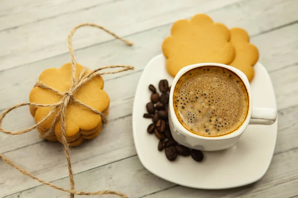 Morning Breakfast Black Coffee Ginger Biscuits Coffee Beans White Cup — Stock Photo, Image