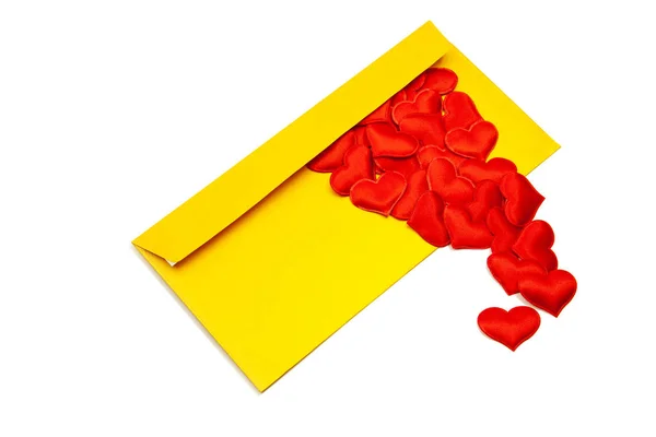 金色的信封和红心从里面爬了出来 在一个孤立的白色背景下 远处的爱的概念 — 图库照片