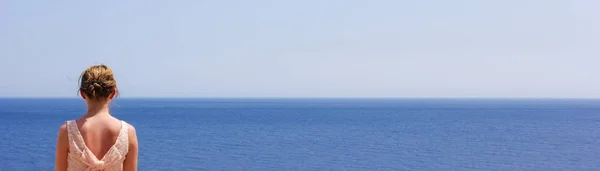 Ragazza Guarda Lontananza Sul Mare Una Calda Giornata Estiva Spazio — Foto Stock