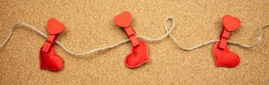 Kalpler corkboard arka plan, aşık belirsizlik kavramı üzerinde clothespins ile