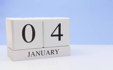 Ocak 04st. ayın 04, yansıma, beyaz masada günlük takvim ile açık mavi renkli. Kış saati, metin için boş yer