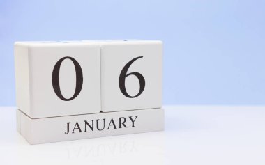Ocak 06st. ayın 06, yansıma, beyaz masada günlük takvim ile açık mavi renkli. Kış saati, metin için boş yer