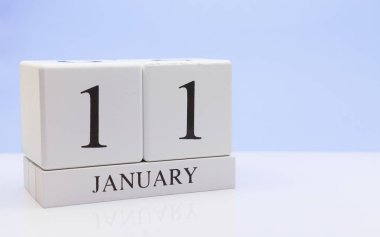 Ocak 11. ayın 11, yansıma, beyaz masada günlük takvim ile açık mavi renkli. Kış saati, metin için boş yer