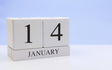 Ocak 14st. ayın 14, yansıma, beyaz masada günlük takvim ile açık mavi renkli. Kış saati, metin için boş yer