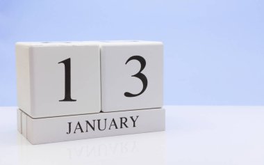 Ocak 13st. ayın 13, yansıma, beyaz masada günlük takvim ile açık mavi renkli. Kış saati, metin için boş yer