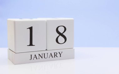 Ocak 18st. ayın 18, yansıma, beyaz masada günlük takvim ile açık mavi renkli. Kış saati, metin için boş yer