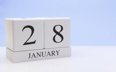 Ocak 28st. ayın 28, yansıma, beyaz masada günlük takvim ile açık mavi renkli. Kış saati, metin için boş yer