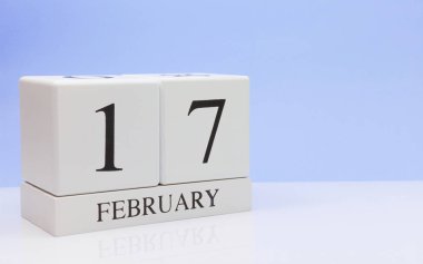 Şubat 17st. ayın 17, yansıma, beyaz masada günlük takvim ile açık mavi renkli. Kış saati, metin için boş yer