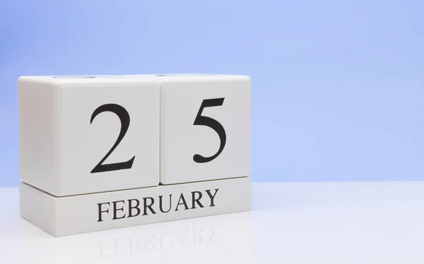 Febrero Día Del Mes Calendario Diario Sobre Mesa Blanca Con —  Fotos de Stock