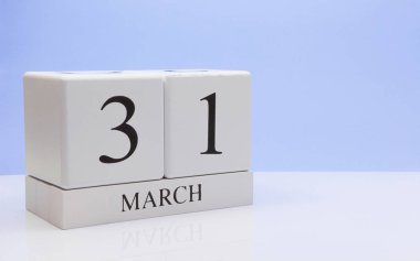 Mart 31. ayın 31, yansıma, beyaz masada günlük takvim ile açık mavi renkli. Bahar zamanı, metin için boş yer