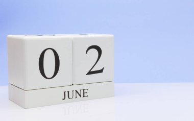 Haziran 02st. gün 2 ay, günlük takvim yansıma, beyaz masada açık mavi renkli. Yaz saati, metin için boş yer