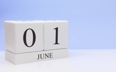 Haziran 01. gün 1 ay, günlük takvim yansıma, beyaz masada açık mavi renkli. Yaz saati, metin için boş yer