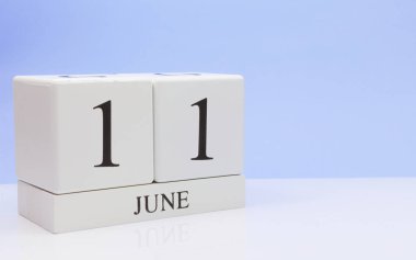 Haziran 11. ayın 11, yansıma, beyaz masada günlük takvim ile açık mavi renkli. Yaz saati, metin için boş yer