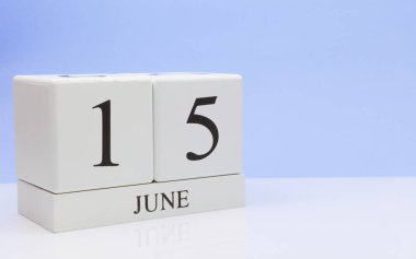 Haziran 15st. ayın 15, yansıma, beyaz masada günlük takvim ile açık mavi renkli. Yaz saati, metin için boş yer