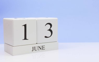Haziran 13st. ayın 13, yansıma, beyaz masada günlük takvim ile açık mavi renkli. Yaz saati, metin için boş yer