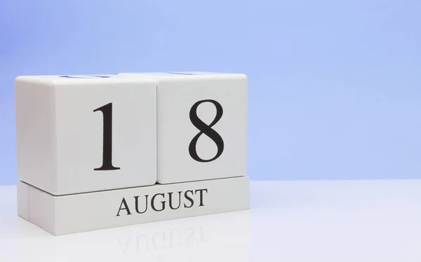 Agosto Día Del Mes Calendario Diario Sobre Mesa Blanca Con —  Fotos de Stock