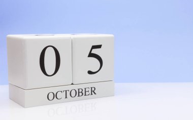 Ekim 05st. ayın 5, yansıma, beyaz masada günlük takvim ile açık mavi renkli. Sonbahar zaman, metin için boş yer
