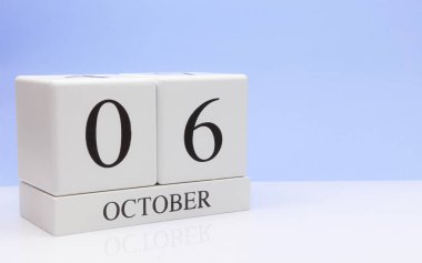 Ekim 06st. ayın 6, yansıma, beyaz masada günlük takvim ile açık mavi renkli. Sonbahar zaman, metin için boş yer