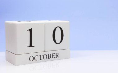 Ekim 10st. ayın 10, yansıma, beyaz masada günlük takvim ile açık mavi renkli. Sonbahar zaman, metin için boş yer