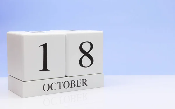 Octobre Jour Mois Calendrier Quotidien Sur Table Blanche Avec Réflexion — Photo