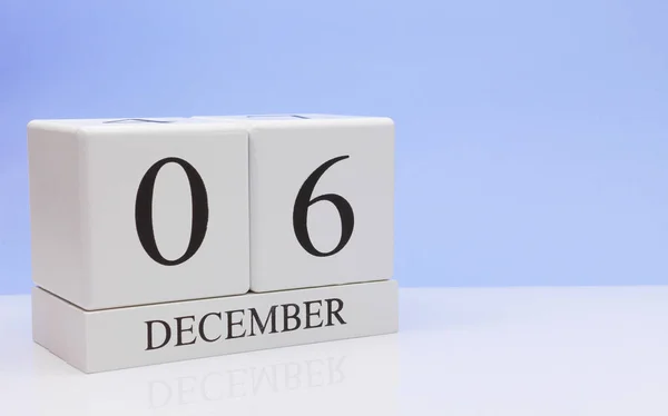 12 月 06st日。 明るい青の背景を持つ反射、白いテーブルに毎日カレンダーの月の 6 日目。冬時間、テキストの空白 — ストック写真