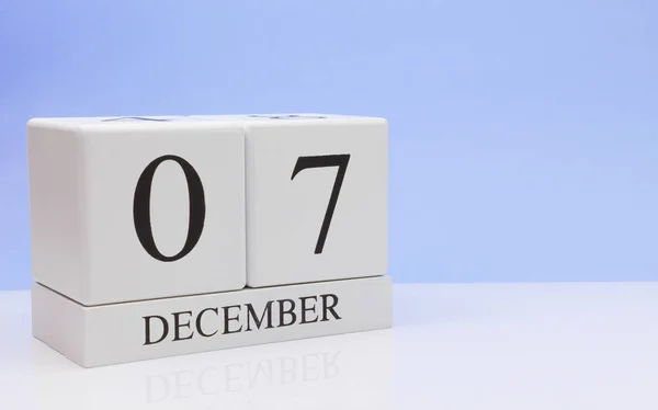 7. Dezember. Tag 7 des Monats, Tageskalender auf weißem Tisch mit Reflexion, mit hellblauem Hintergrund. Winterzeit, leerer Raum für Text — Stockfoto