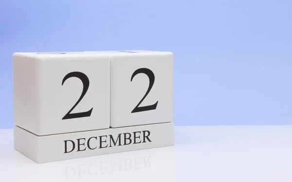 22 грудня. 22 день місяця, щоденний календар на білому столі з відображенням, з світло-блакитним фоном. Зимовий час, порожній простір для тексту — стокове фото