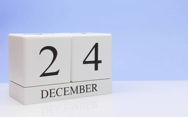 24 грудня. 24 день місяця, щоденний календар на білому столі з відображенням, з світло-блакитним фоном. Зимовий час, порожній простір для тексту — стокове фото