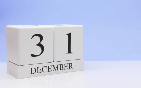 31 грудня. 31 день місяця, щоденний календар на білому столі з відображенням, з світло-блакитним фоном. Зимовий час, порожній простір для тексту — стокове фото