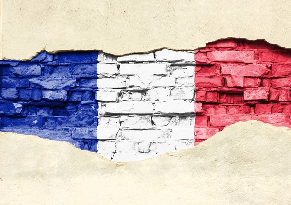 Státní vlajka Francie cihlová kjiž existující léčbě. Cihlová zeď s částečně zničeny omítky, pozadí nebo textury. — Stock fotografie